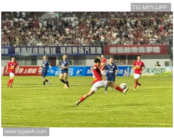 足球明星因伤离场影响球队士气球迷心痛不已赛事前景堪忧 足球明星因伤离场影响球队士气球迷心痛不已赛事前景堪忧